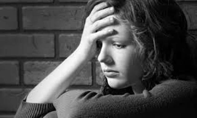 8 συνήθειες που έχουν οι δυστυχισμένοι άνθρωποι και πως να τις αποφύγετε (βίντεο)